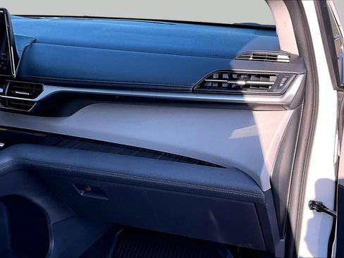 Certified 2022 Toyota Sienna Limited FWD image 18