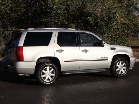 Used 2011 Cadillac Escalade AWD image 4