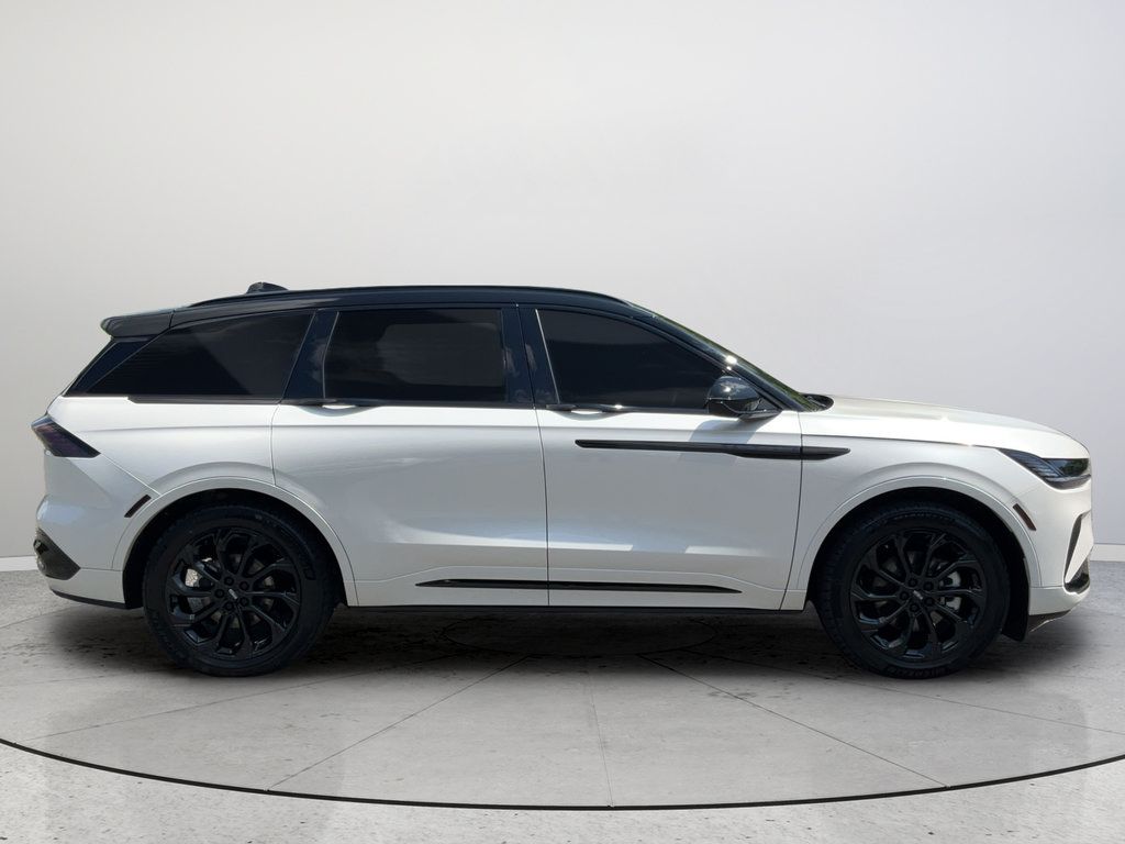 Used 2025 Lincoln Nautilus Reserve AWD/4WD image 5