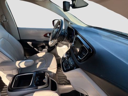 Used 2020 Chrysler Pacifica Limited FWD image 34
