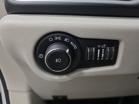 Used 2018 Chrysler Pacifica Touring-L image 25