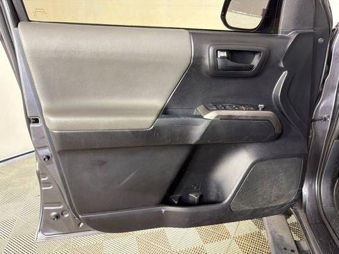 Used 2017 Toyota Tacoma SR5 w/ Tow Package RWD image 10