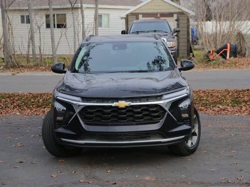Used 2025 Chevrolet Trax LT image 2