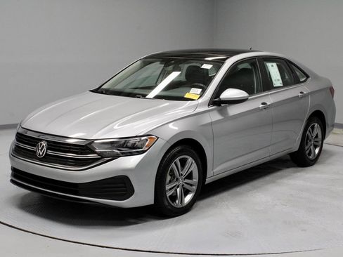 Used 2024 Volkswagen Jetta SE FWD image 8