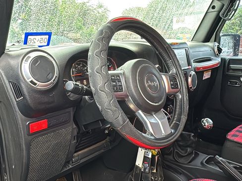 Used 2015 Jeep Wrangler Unlimited Rubicon image 10