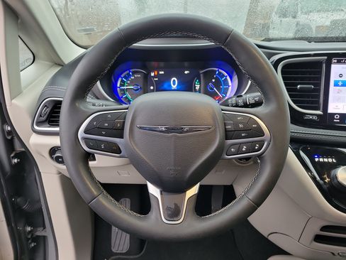 Used 2023 Chrysler Pacifica Touring-L FWD image 21
