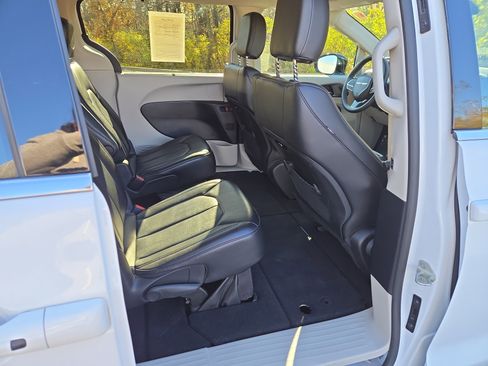 Used 2024 Chrysler Pacifica Touring-L image 27