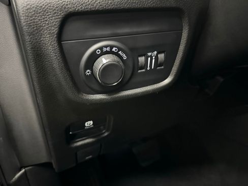 Used 2023 Jeep Grand Cherokee Laredo image 18