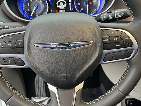 Used 2023 Chrysler Voyager LX image 17