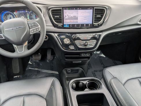 Used 2025 Chrysler Pacifica Select image 25