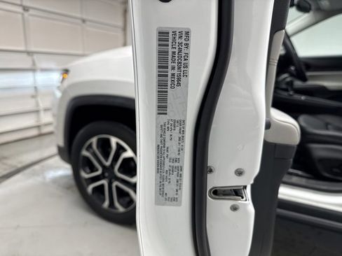 Used 2022 Jeep Compass Limited w/ Sun and Sound Group image 11