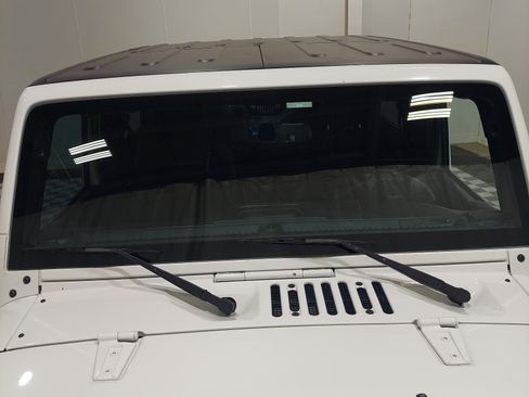 Used 2016 Jeep Wrangler Sahara w/ Connectivity Group AWD/4WD image 5