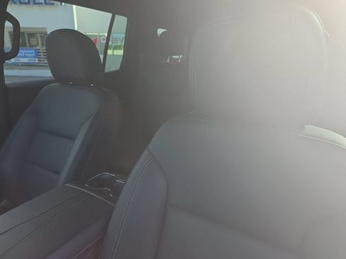 Used 2025 Chevrolet Traverse LT FWD image 12
