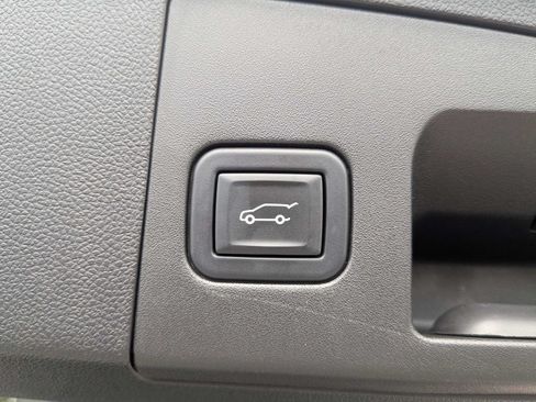 Used 2023 Cadillac XT4 Luxury w/ Cold Weather Package FWD image 14