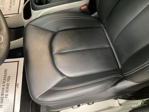 Used 2024 Chrysler Pacifica Touring-L FWD image 17