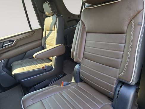 Used 2025 GMC Yukon XL Denali Ultimate w/ LPO, Illumination Package AWD/4WD image 13
