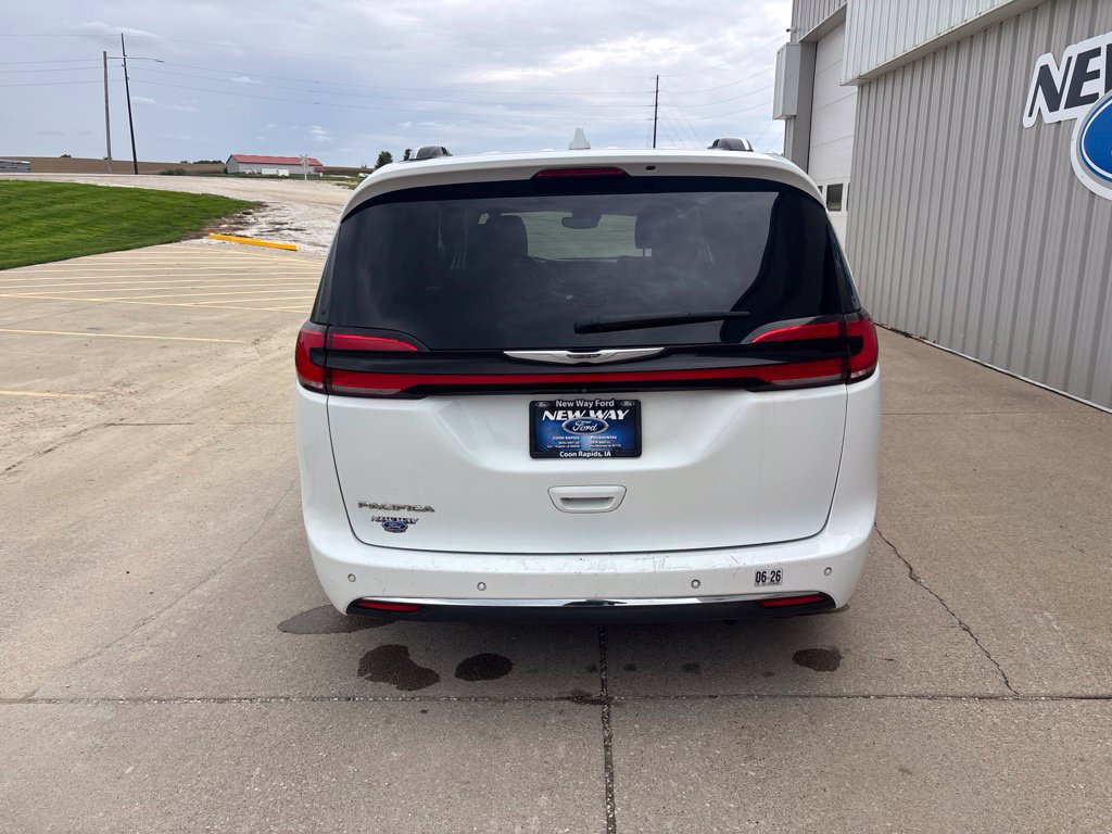 Used 2021 Chrysler Pacifica Touring-L FWD image 5