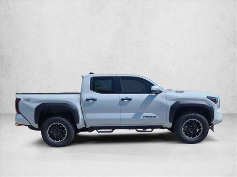Certified 2025 Toyota Tacoma TRD Off-Road AWD/4WD image 4