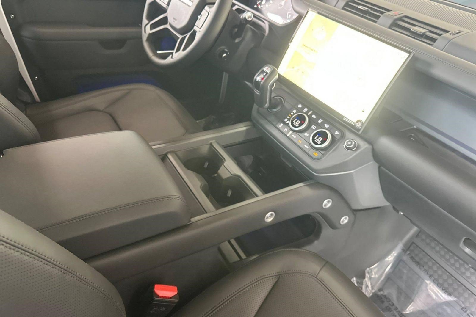 New 2026 Land Rover Defender 110 X-Dynamic SE AWD/4WD image 17