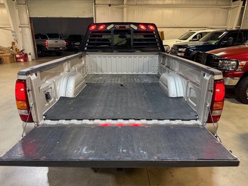 Used 2006 GMC Sierra 3500 SLE w/ Heavy-Duty Power Package image 18