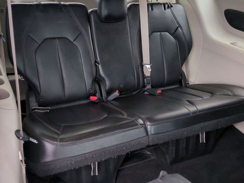 Used 2018 Chrysler Pacifica Touring-L image 21