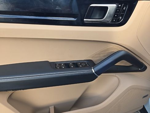 Used 2020 Porsche Cayenne image 16