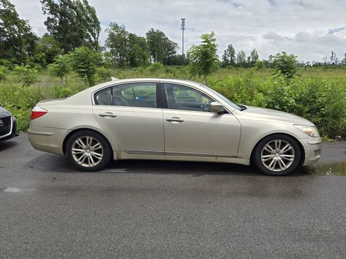 Used 2010 Hyundai Genesis 4.6 w/ Technology Pkg 5 RWD image 2