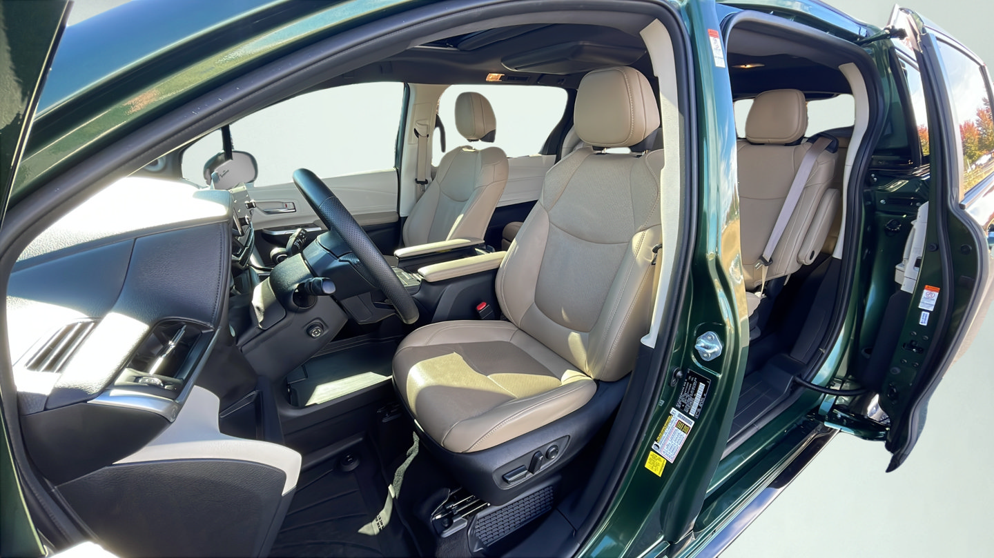 Certified 2023 Toyota Sienna Limited AWD/4WD image 17