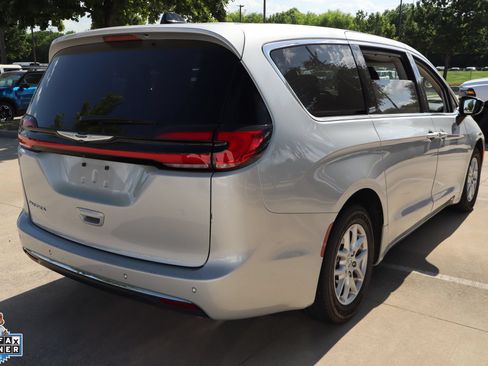 Used 2024 Chrysler Pacifica Touring-L FWD image 3