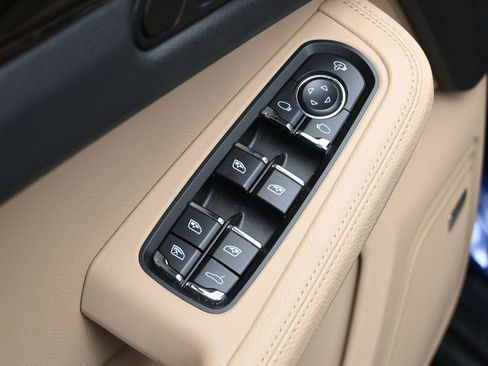 Certified 2024 Porsche Macan image 9