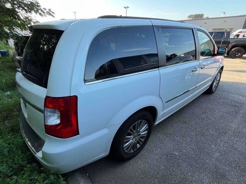 Used 2015 Chrysler Town & Country Touring-L w/ Driver Convenience Group FWD image 2