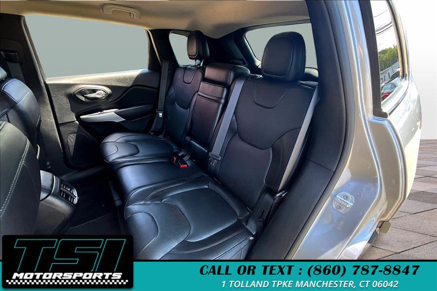 Used 2017 Jeep Cherokee Overland AWD/4WD image 26
