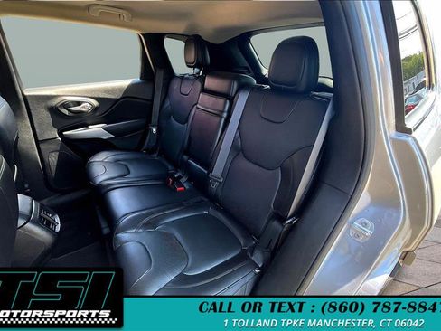 Used 2017 Jeep Cherokee Overland AWD/4WD image 26