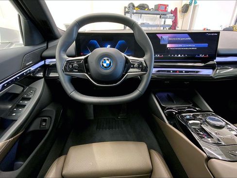 Used 2025 BMW i5 xDrive40 w/ Premium Package AWD/4WD image 11
