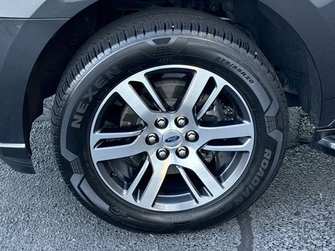 Used 2022 Ford Expedition XLT image 18