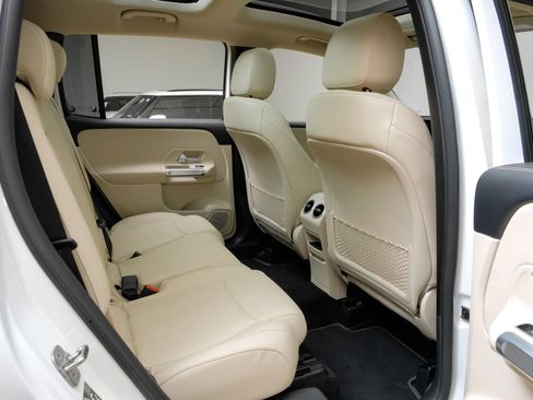 Used 2023 Mercedes-Benz GLB 250 4MATIC w/ Premium Package image 37