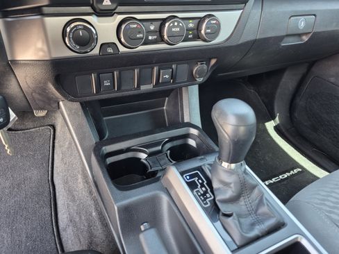 Used 2021 Toyota Tacoma SR5 AWD/4WD image 12