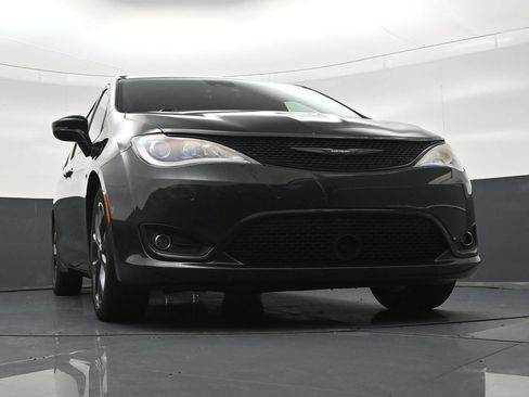 Used 2019 Chrysler Pacifica Limited w/ Advanced Safetytec Group FWD image 30