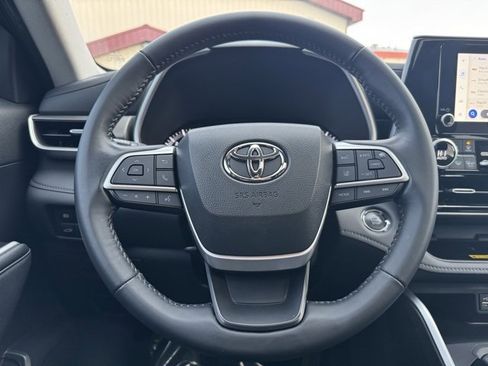 Certified 2023 Toyota Highlander XLE image 27