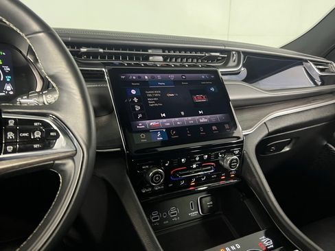 Used 2022 Jeep Grand Cherokee Overland w/ Advanced Protech Group III image 16