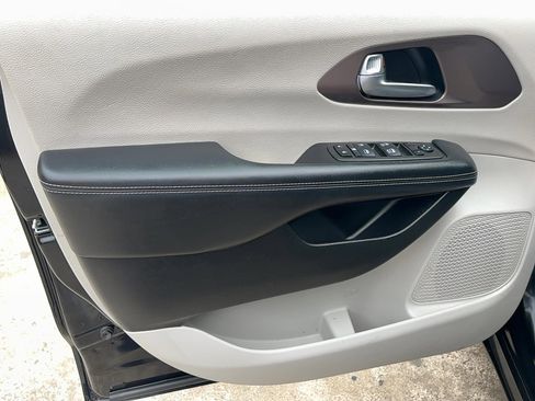 Used 2023 Chrysler Voyager LX image 21