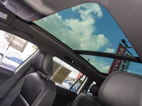 Used 2021 Volkswagen Tiguan SE R-Line image 23