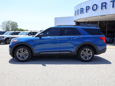 Used 2023 Ford Explorer XLT w/ Equipment Group 202A AWD/4WD image 2