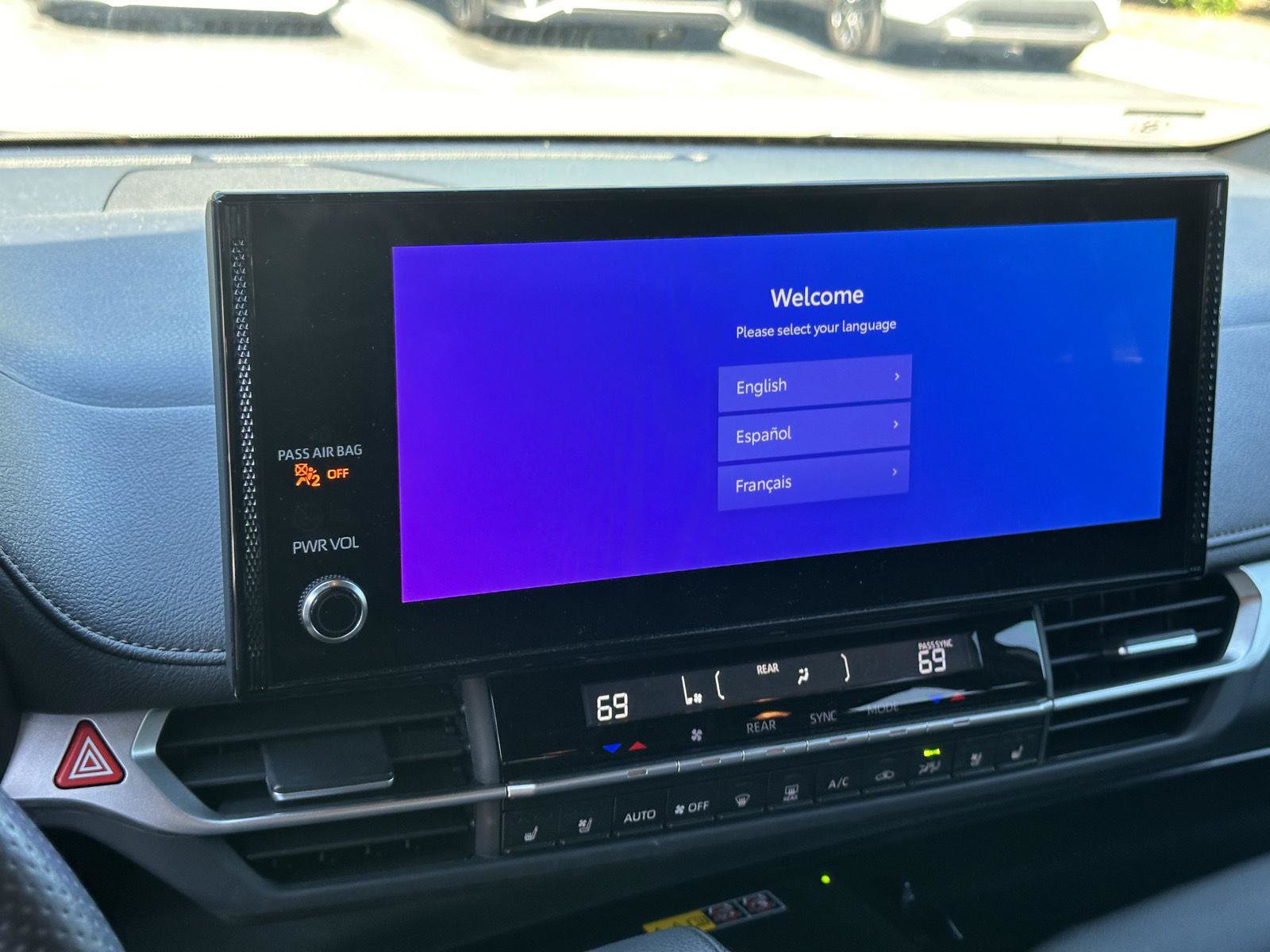 Used 2025 Toyota Sienna Platinum FWD image 11