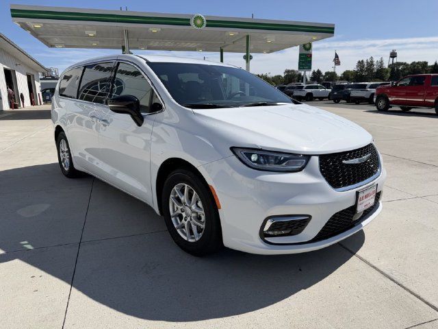 Used 2025 Chrysler Pacifica Select FWD image 1