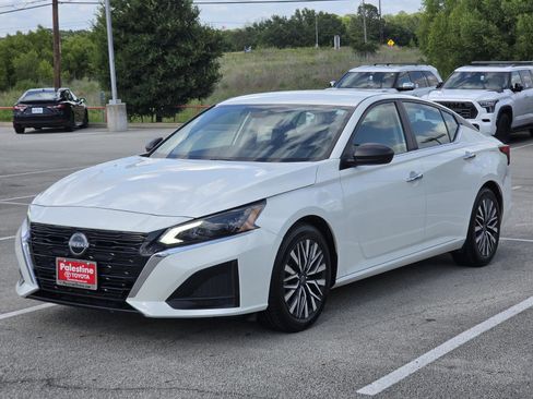 Used 2024 Nissan Altima 2.5 SV FWD image 3