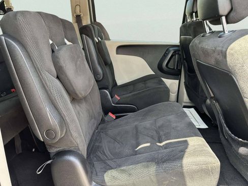 Used 2015 Dodge Grand Caravan SXT FWD image 18