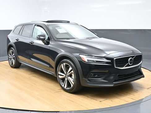 Used 2025 Volvo V60 B5 Cross Country Plus AWD/4WD image 3