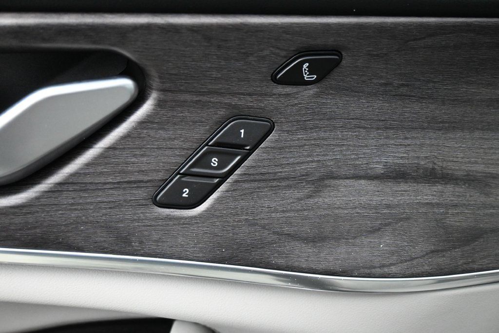 Used 2022 Jeep Grand Cherokee Overland w/ Luxury Tech Group IV RWD image 5