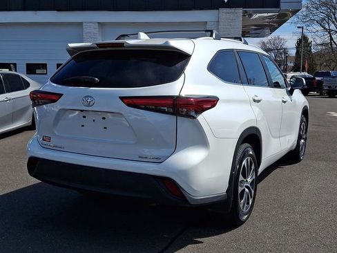 Used 2023 Toyota Highlander XLE image 6